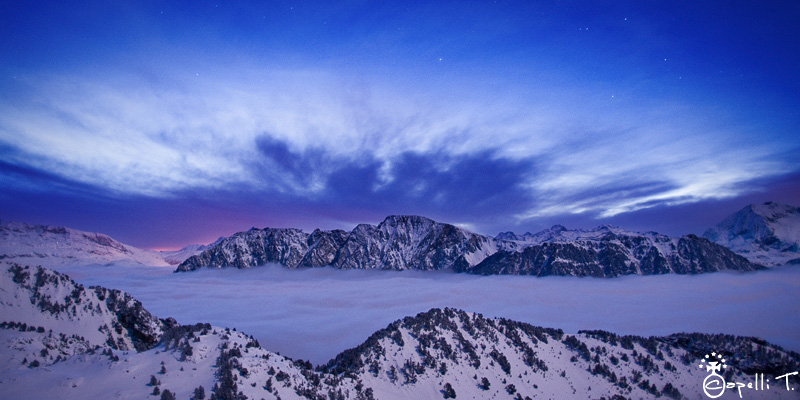 lever de soleil sur une mer de nuages depuis la croix de chamrousse