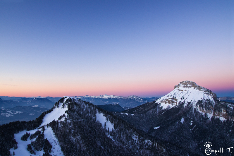 lever du soleil depuis pravouta avec une vue sur chamechaude et le bec charvet plein de neige